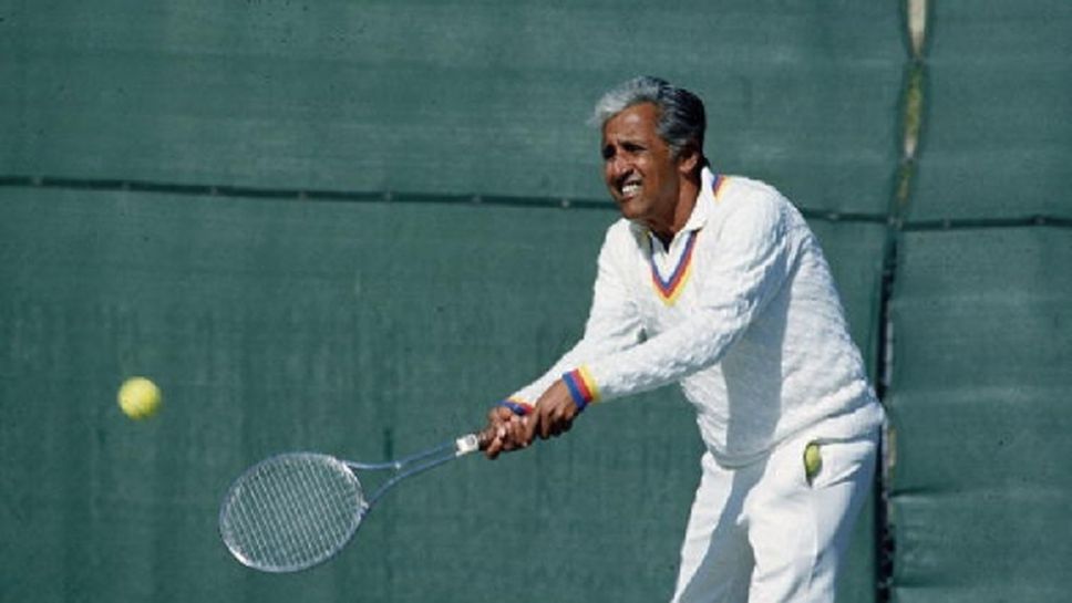 Почина носител на 66 титли в тениса