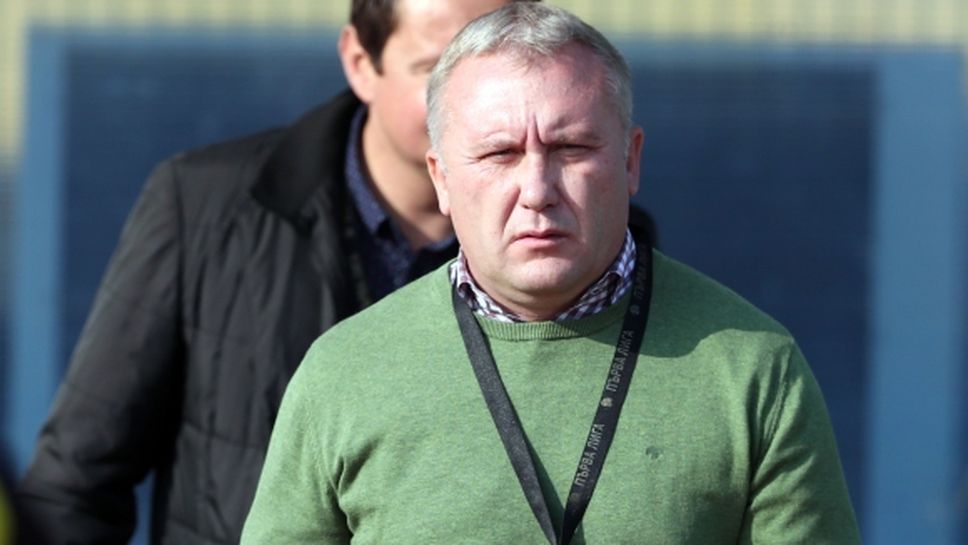 Наставникът на Ботев Пд критикува футболистите си след равенството в София