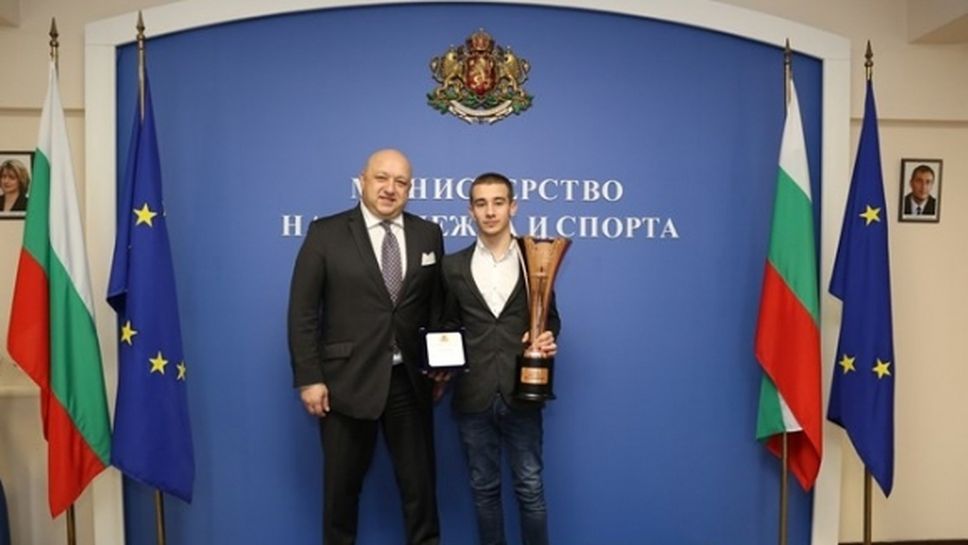 Министър Кралев награди младия автомобилен състезател Иван Влъчков с почетен плакет на ММС