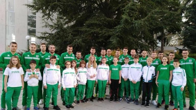 Футболистите на Пирин подкрепиха плувците, Паланков пропуска мача с Етър