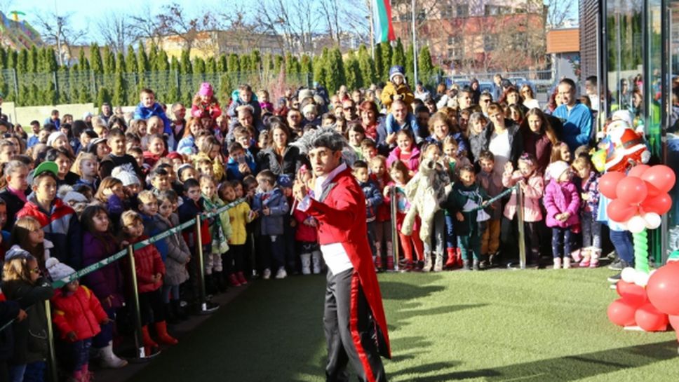 Над 400 деца взеха участие в конкурса "Украси коледната елха с Лудогорец" (видео)