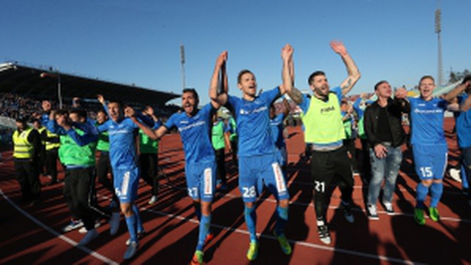 Футболистите на Левски ликуват след победата над ЦСКА–София с 2:1