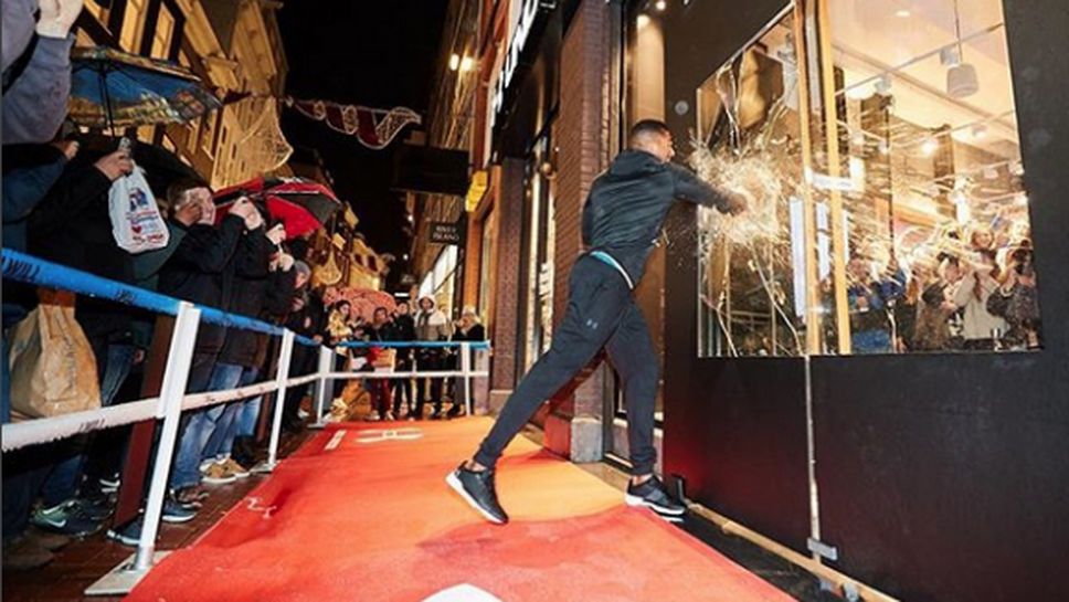 Антъни Джошуа счупи два прозореца при откриването на магазин в Амстердам (видео)