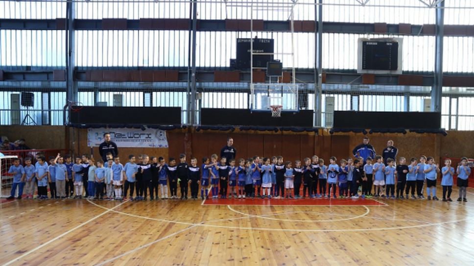 Близо 200 деца се включиха в коледен футболен турнир за купата на ДФК “Драконче”