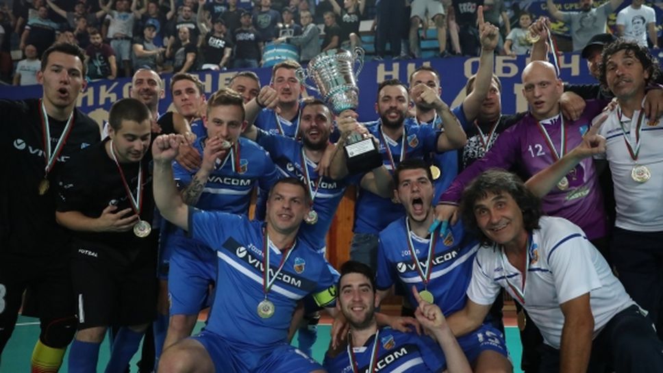 Левски и отборът по футзал в благотворителен мач за Криси