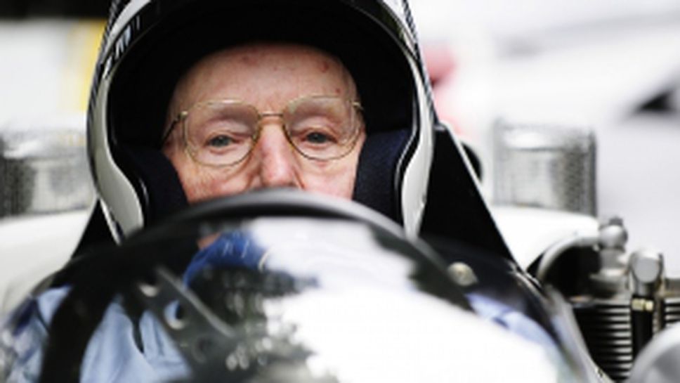 Почина Джон Съртис