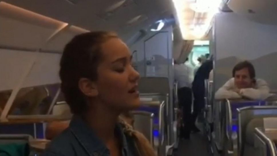 Дъщерята на Салгадо пее в самолета на Реал Мадрид (видео)