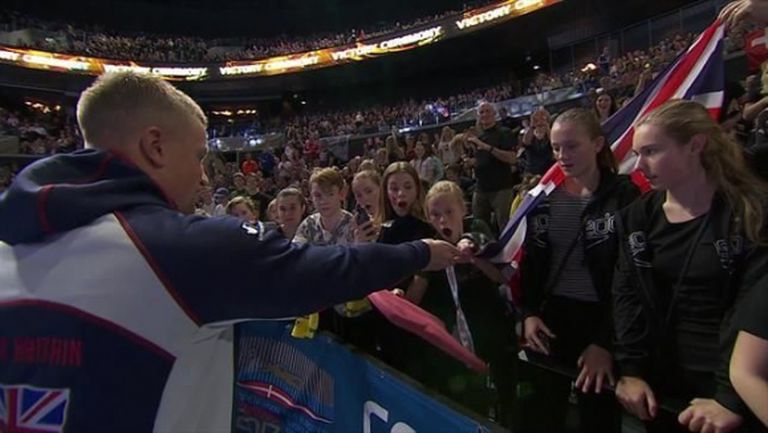 Еврошампионът Адам Пийти подари златния си медал на ученичка (видео)