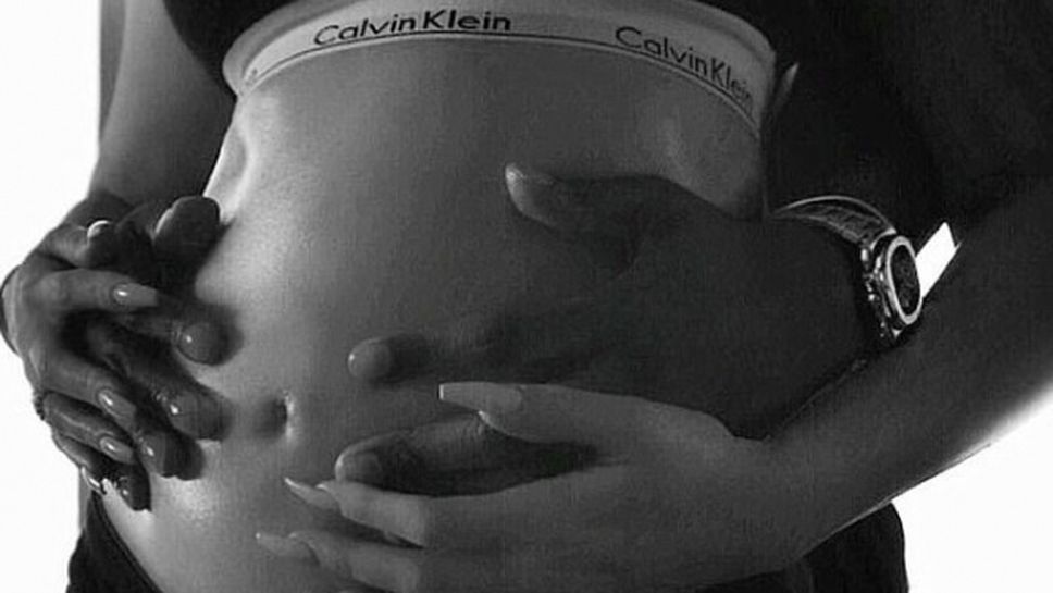 Клои Кардашян показа бременно коремче