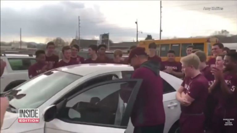 Футболисти от гимназиален отбор подариха кола на треньора си (видео)