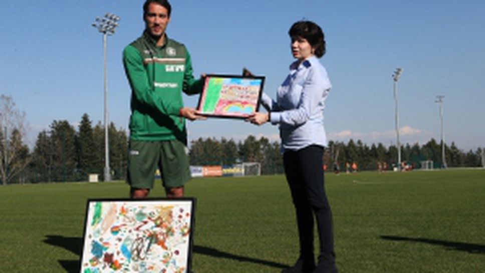 Ивелин Попов получи подарък от децата от центъра "Аутизъм днес"