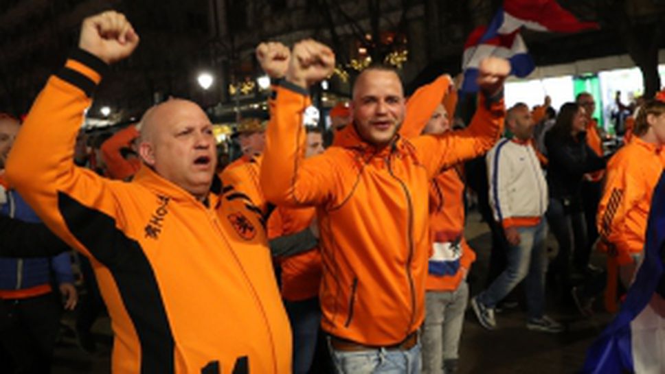 Колоритни фенове на Холандия по улиците на София