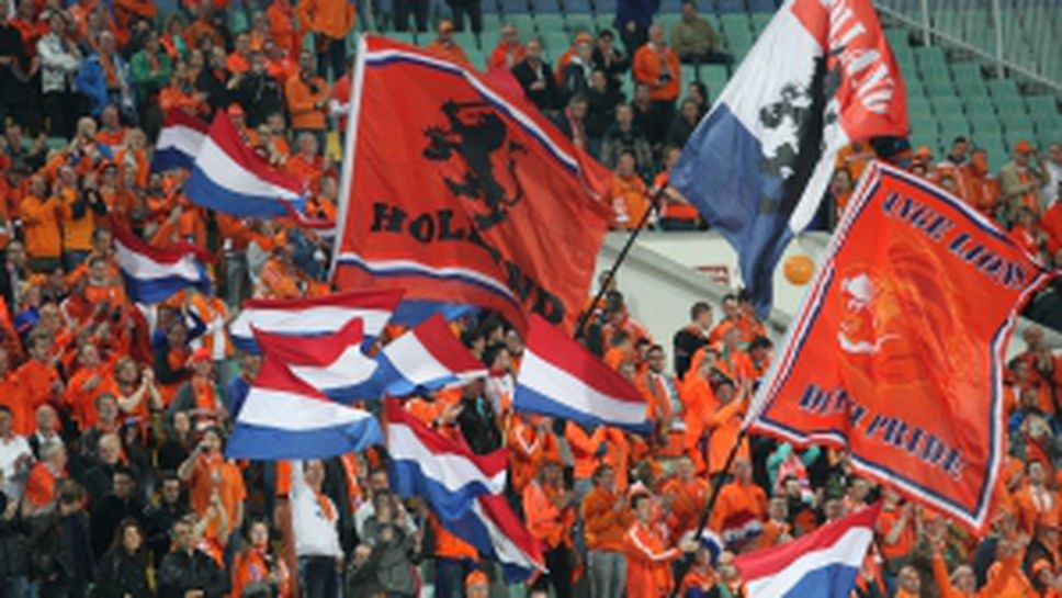 Колоритни фенове на Холандия на стадиона