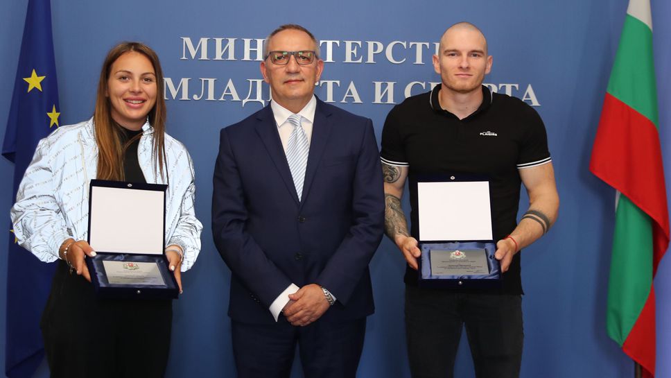 Министър Кузманов награди каякари за среброто им на СК в Русия