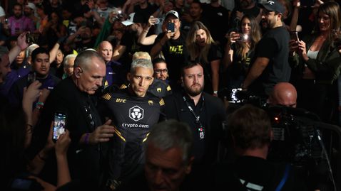  Чарлс Оливейра се върна към успехите по впечатляващ метод 