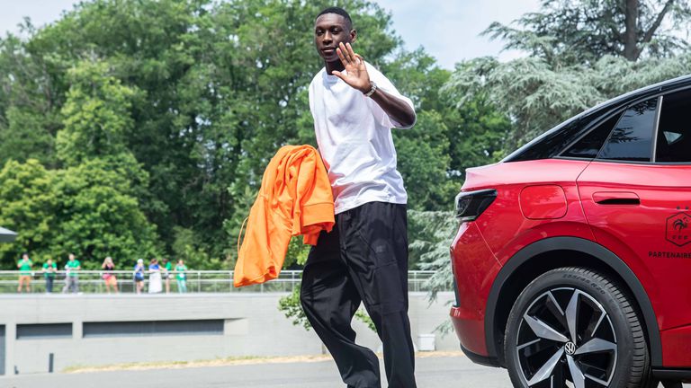 Манчестър Юнайтед е приготвил оферта за нападателя на Айнтрахт Рандал