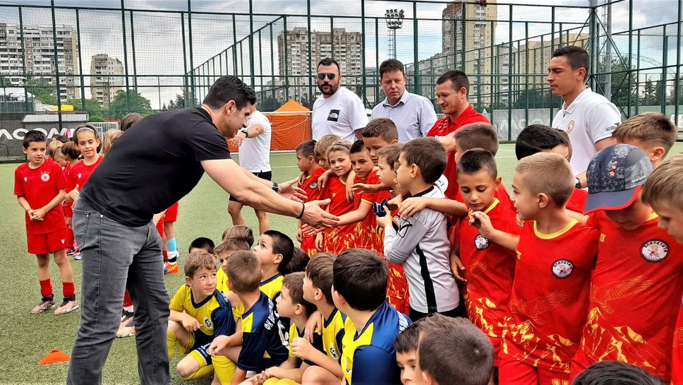 Гонзо даде старт на футболен турнир, в който участват над 250 деца