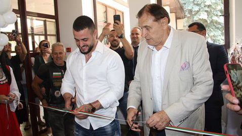  Карлос Насар преряза лентата на зала за повдигане на тежести 