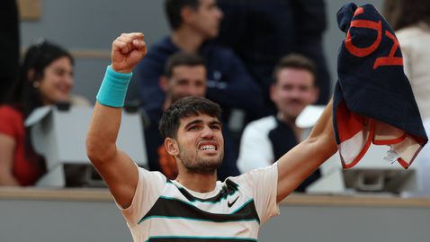 Алкарас празнува триумфа си от Ролан Гарос с футболист на Ибиса