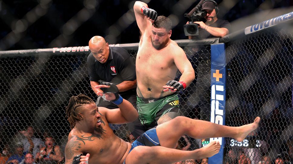 Тай Туиваса нокаутира тежко Грег Харди за 67 секунди