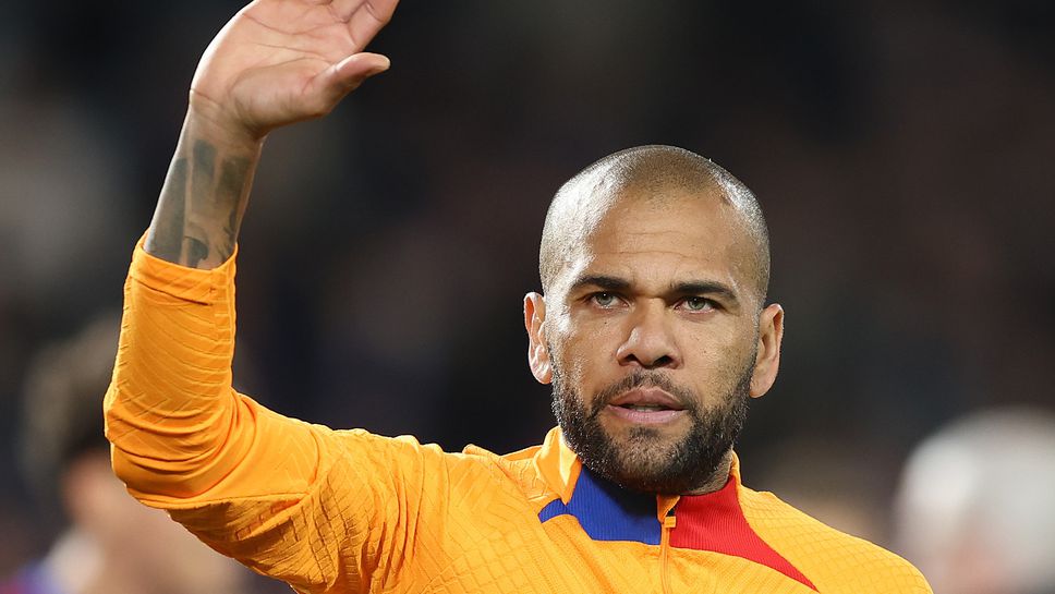 Дани Алвеш критикува Барселона за отношението към легендите