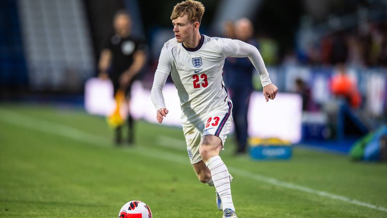 Люис Потър който бе трансферна цел на Брентфорд и през януари