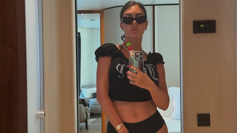 Джорджина подлуди мрежата в мини рокля