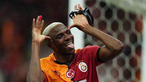 Наполи и Галатасарай търсят изход от задънената улица в преговорите за Осимен