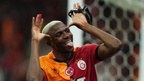 Наполи и Галатасарай търсят изход от задънената улица в преговорите за Осимен