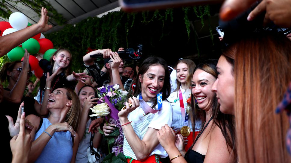 Олимпийските шампионки по художeствена гимнастика се прибират в България