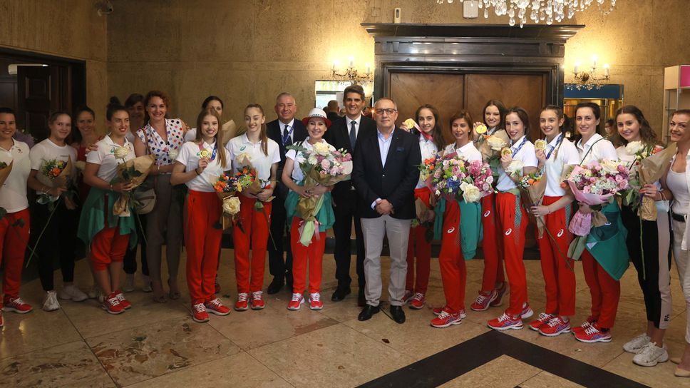 Министър Кузманов посрещна олимпийските шампионки от ансамбъла по художествена гимнастика