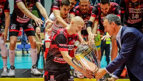 Селекцията на Нефтохимик 2010 за новия сезон "тежи" 103 трофея!