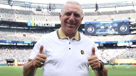  Христо Стоичков с апел към почитателите преди благотворителния мега театър в Португалия 