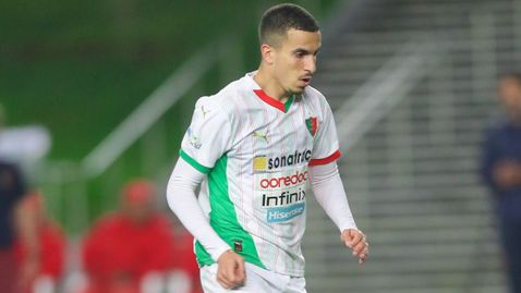  В Алжир загатнаха за прехвърлянето на халф в Левски 