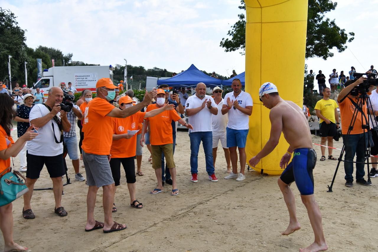 Красен Кралев и Петър Стойчев наградиха призьорите на плувния маратон "Галата-Варна"