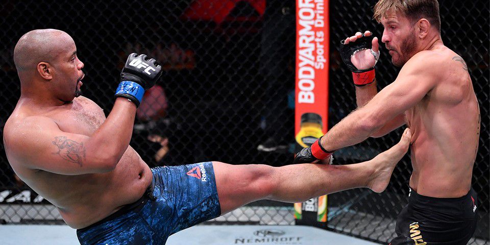 Стипе Миочич надви Даниел Кормие в брутална битка и защити титлата си на UFC 252