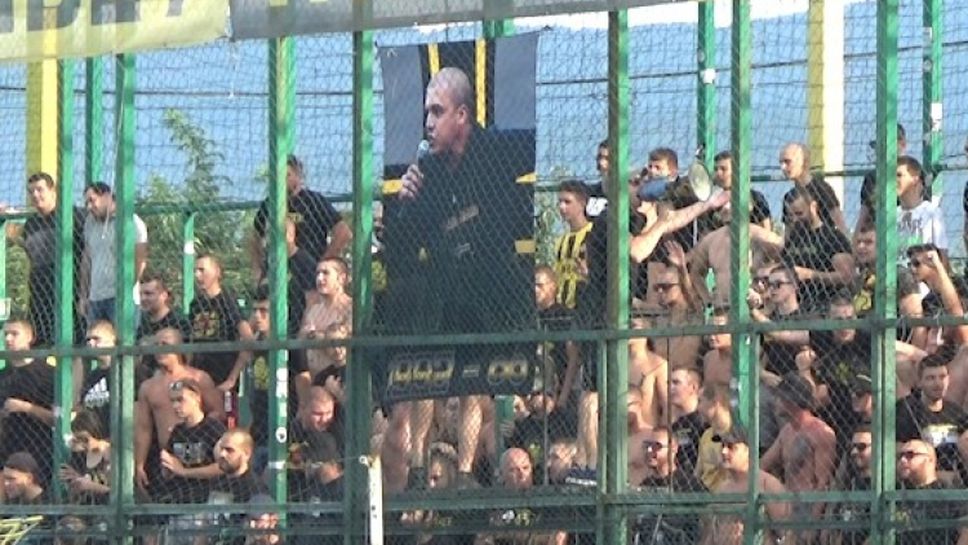 "Канарите" дерат гърла в дербито на Пловдив