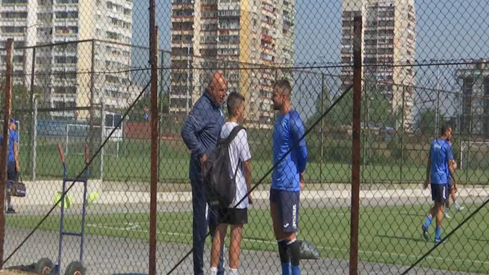 Малкият Божинов на футболна раздумка с Валери и Георги Тодоров