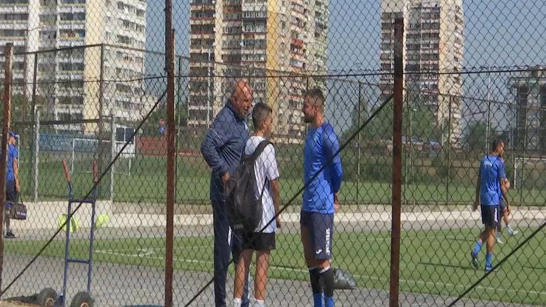 Малкият Божинов на футболна раздумка с Валери и Георги Тодоров