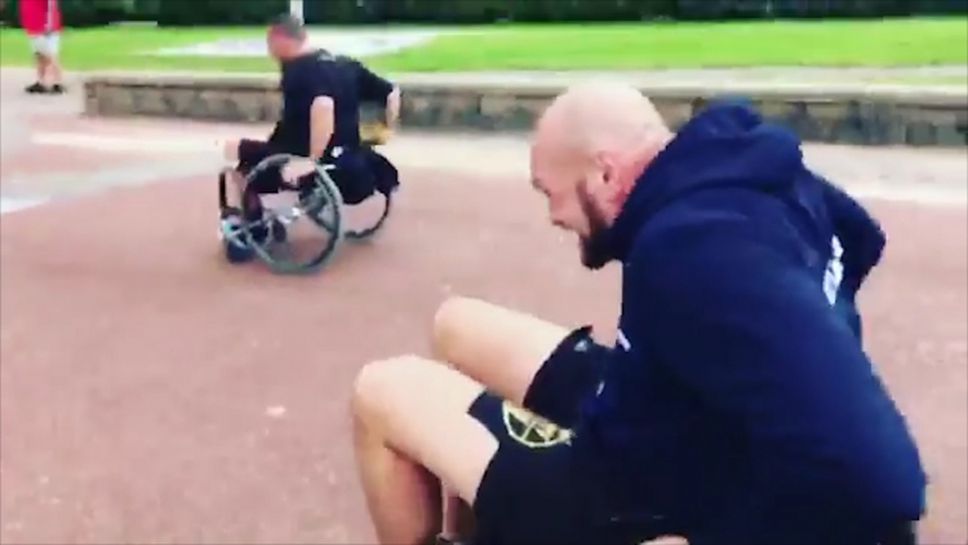 Тайсън Фюри се пусна в състезание с инвалидни колички