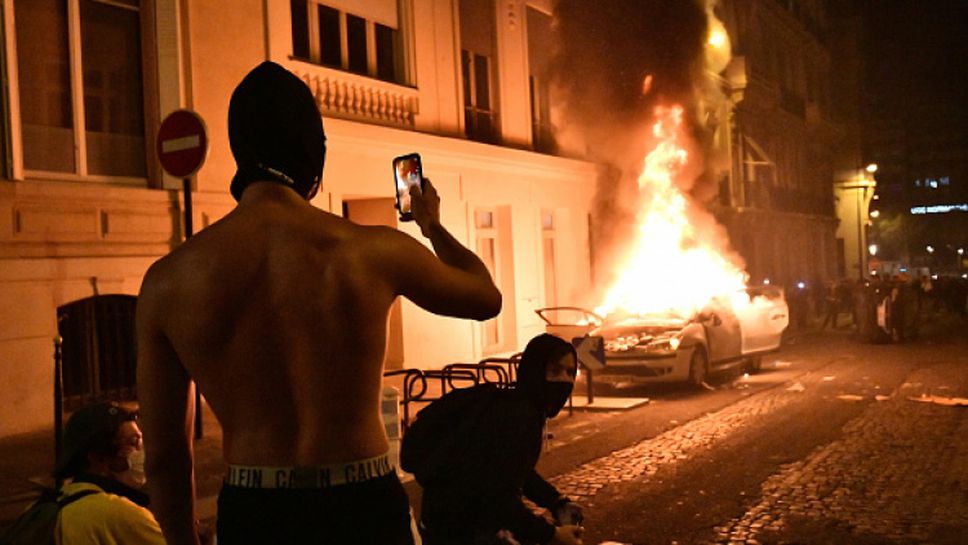 Сблъсъци между фенове на ПСЖ и полицията в Париж след загубения финал