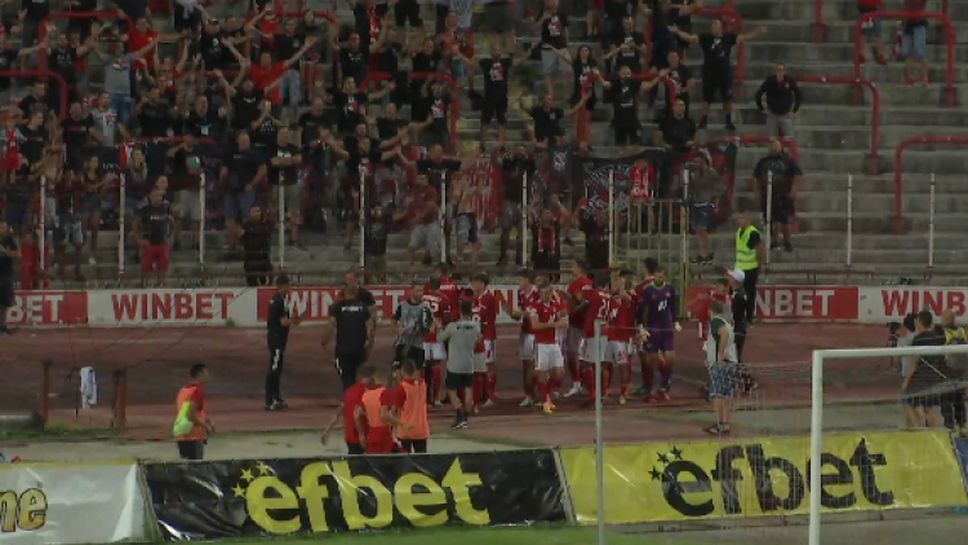 Играчи и фенове отпразнуваха заедно драматичната победа на ЦСКА-София над Славия