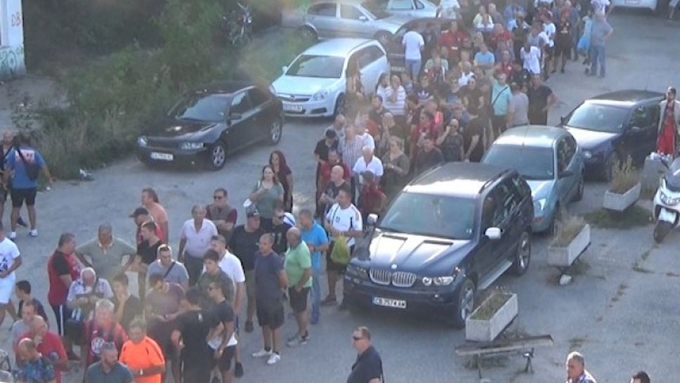 "Железните бригади" извиха огромна опашка на влизане в стадион "Локомотив"