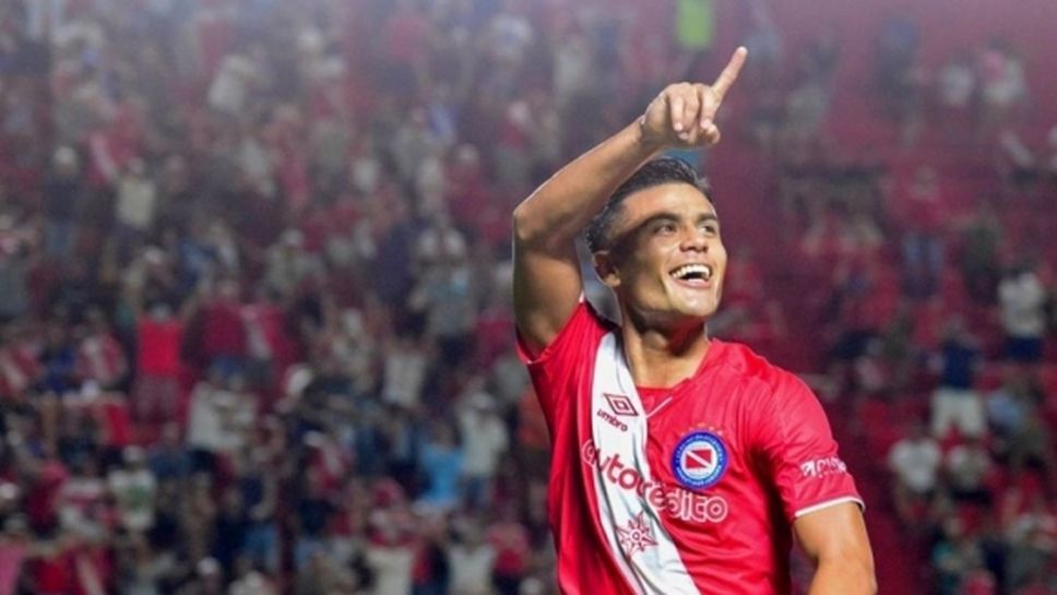 Аякс иска да купи полузащитник на Аржентинос Хуниорс