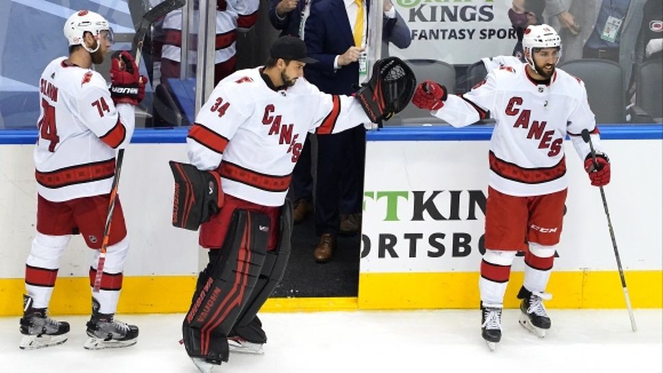 Три гола в последната третина класираха Каролина за основната част на плейофите в НХЛ