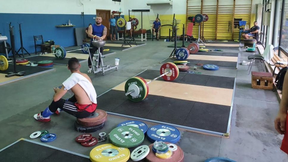 Щангистите тренират в новата зала на Белмекен