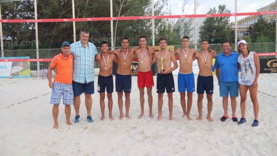 Любо Ганев награди шампионите по плажен волейбол