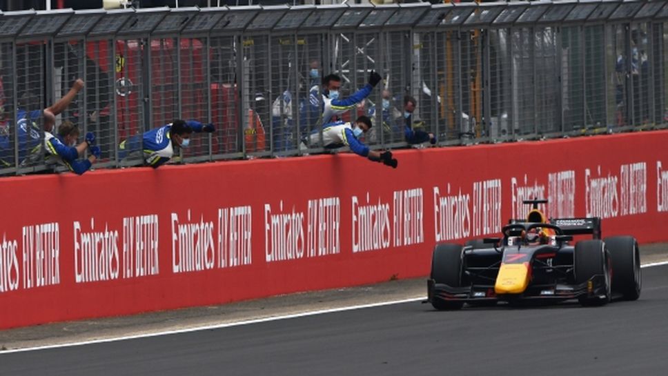 Контакт между съотборници подари победата на Юки Цунода във Формула 2 на "Силвърстоун"