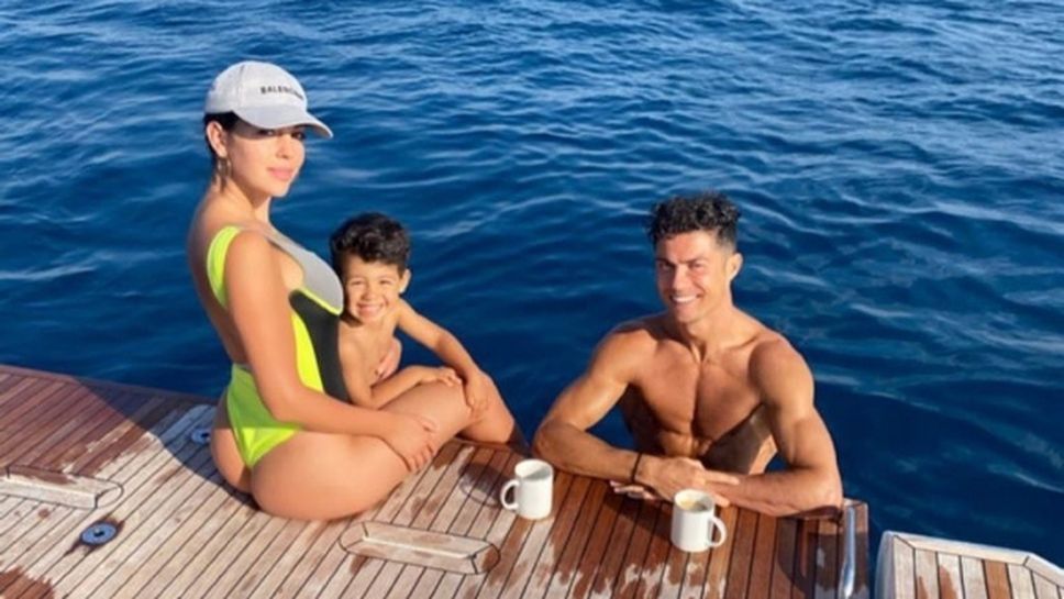 Папараци изловиха Кристиано и Джорджина на яхта за 5.5 млн. паунда (снимки)