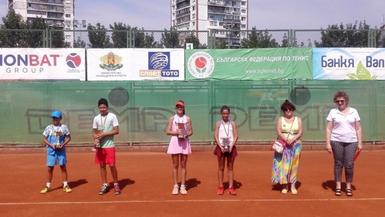 Иван Иванов и Габриела Иванова спечелиха титлите от Държавното първенство по тенис до 12 г. в София